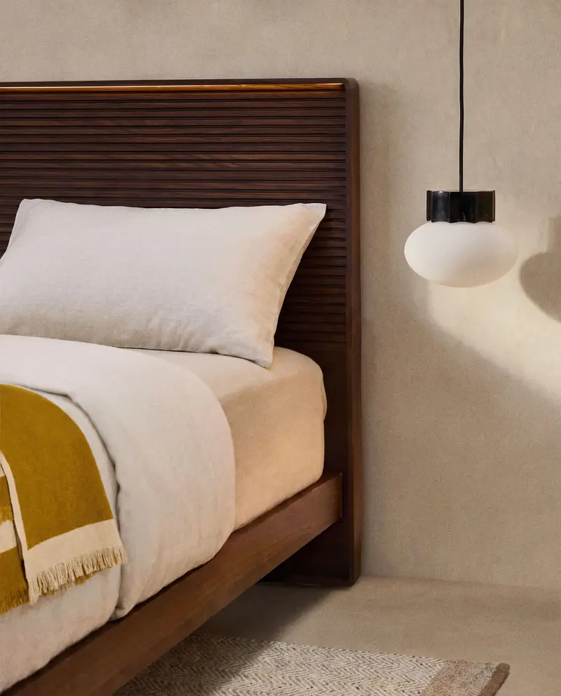 Testiera Norlen in impiallacciatura di noce con finitura scura e luce LED per letto fino a 180 cm