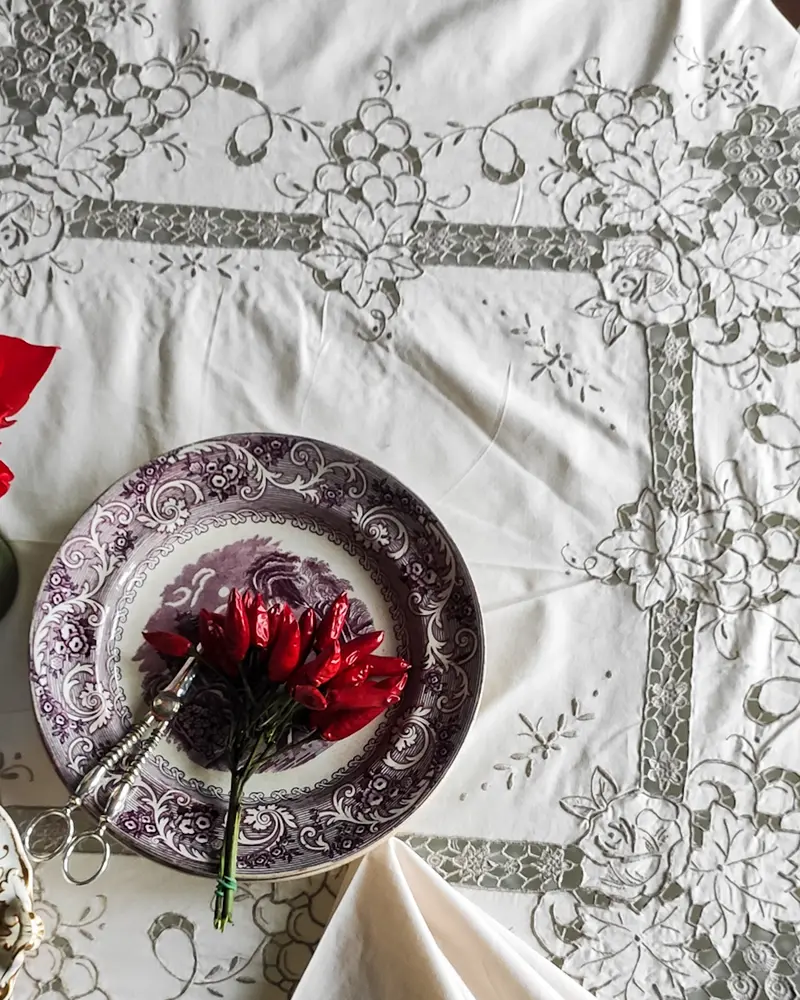 Tovaglia in cotone con ricamo intaglio grigio e 12 tovaglioli