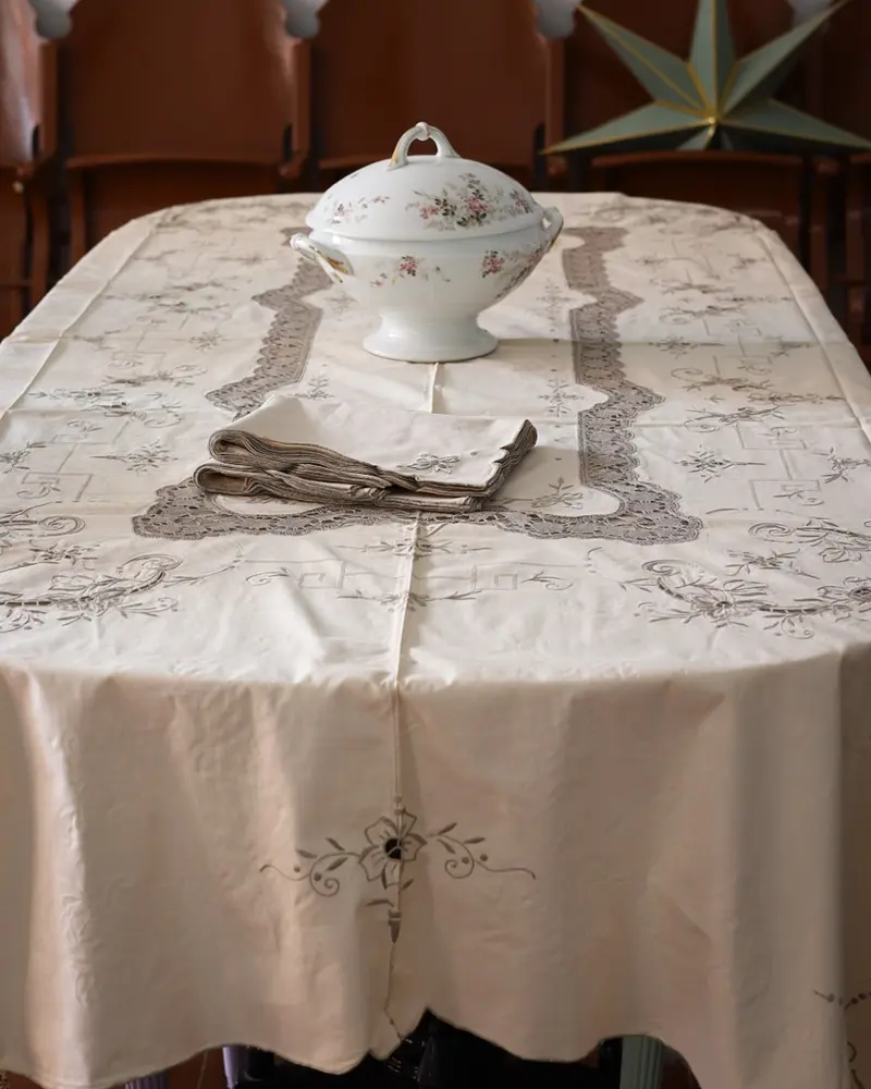 Tovaglia in lino avorio con ricamo grigio con 12 tovaglioli