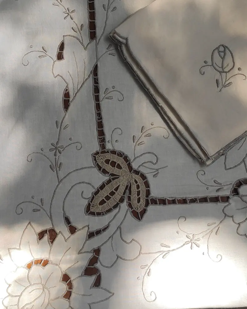 Tovaglia lino panna con ricamo intaglio beige e 12 tovaglioli