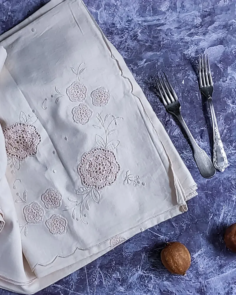 Tovaglia panna con inserti uncinetto