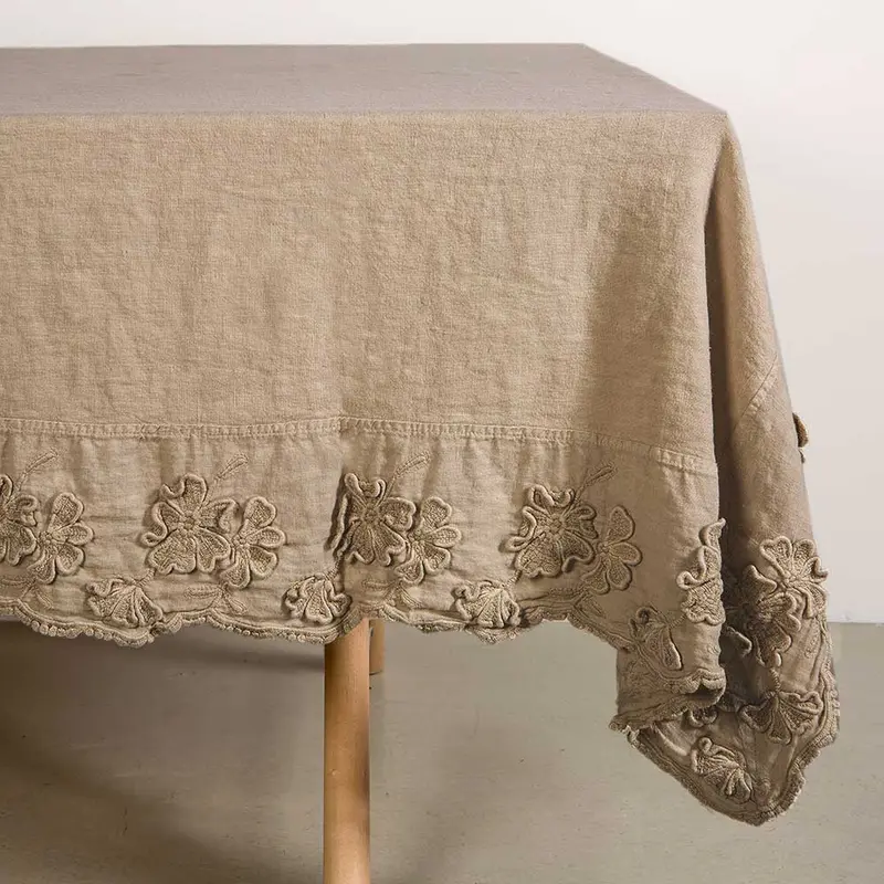 Tovaglia quadrata 170x170 cm con ricamo Petali * fino a esaurimento