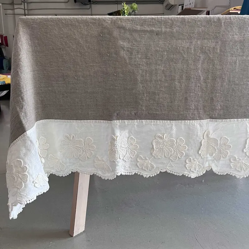 Tovaglia rettangolare bicolor con ricamo Petali * ULTIMO PEZZO
