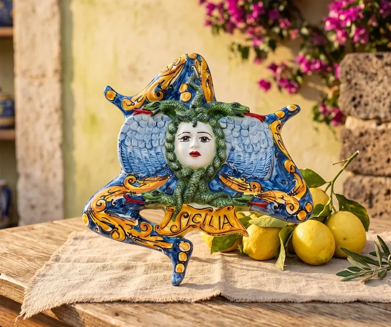 Trinacria siciliana in ceramica di Caltagirone realizzata e decorata a mano Blu D 28 cm