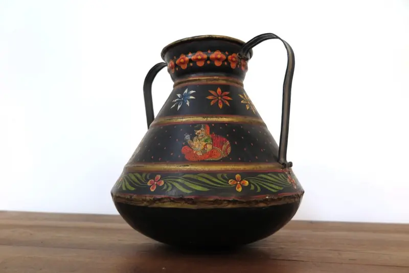 Vaso/Anfora indiana in metallo dipinto nero con doppi manici e decori – Artigianato Orientale