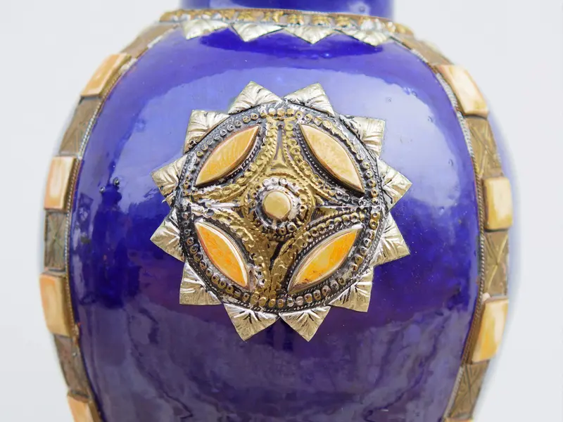 Vaso decorativo in terracotta di Fes blu con intarsi in argentone e osso - Marocco
