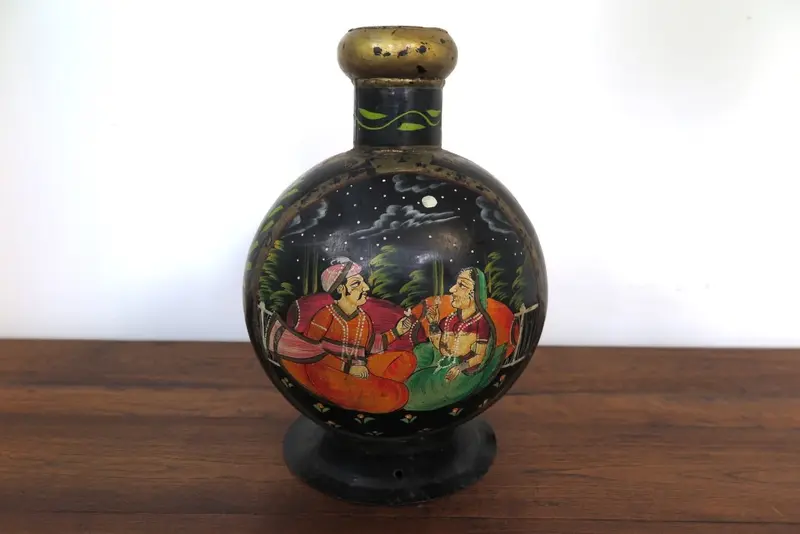 Vaso decorativo indiano in metallo dipinto a mano con scene tradizionali - Artigianato Orientale