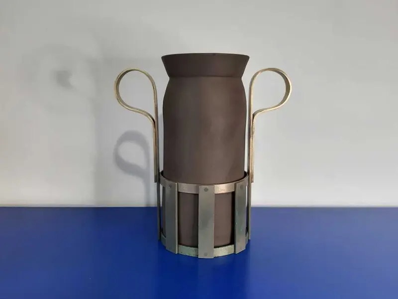 Vaso in terra nera e ottone ossidato opaco