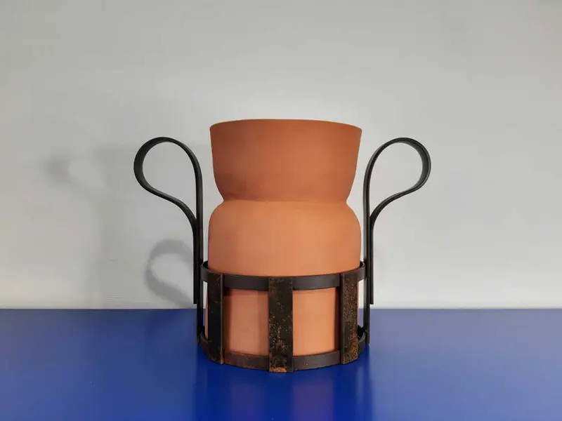 Vaso in terra rossa e ferro ossidato opaco