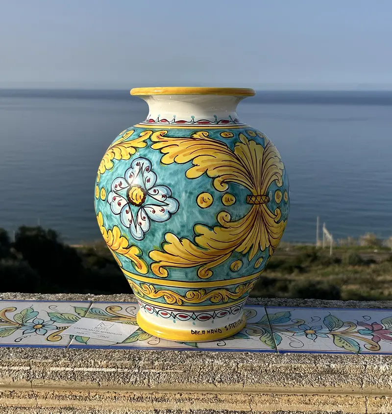 Vaso lavorato in ceramica decorata a mano da ceramisti siciliani gomes art 28