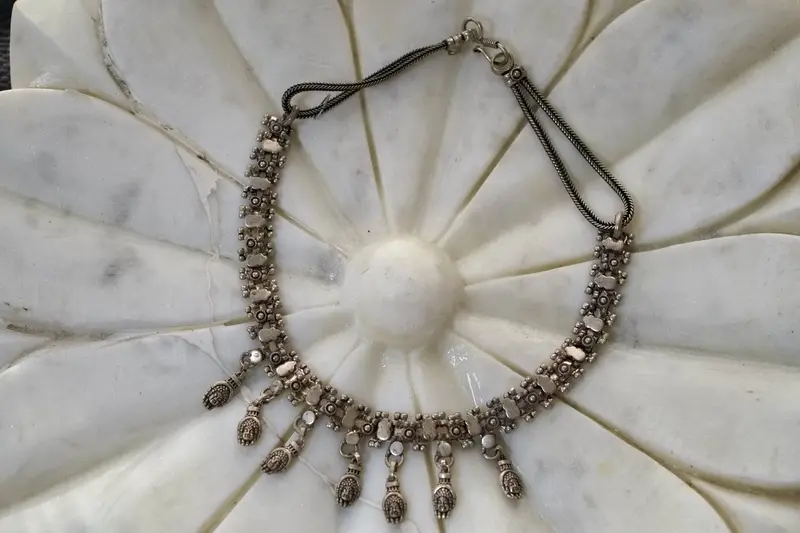 vecchia collana girocollo in argento india mano buddha