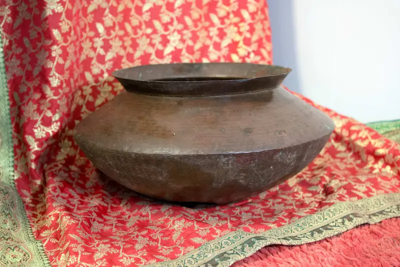 vecchio vaso indiano in rame