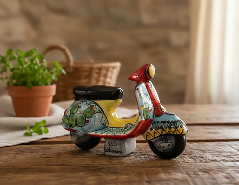 Vespa grande in ceramica siciliana di caltagirone realizzata e decorata a mano
