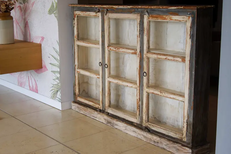 Vetrina indiana antica in Teak laccato su base di gesso