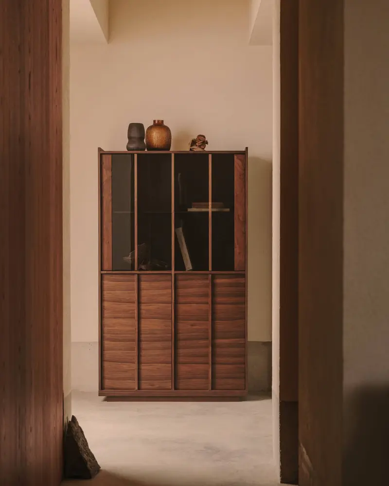 Vetrina Onix massello e impiallacciatura di noce finitura scura 101x170cm FSC